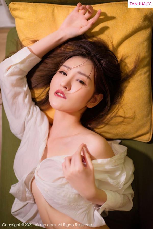 沈梦瑶  宅男女神沈梦瑶 慵懒的躺在沙发上第23张图片